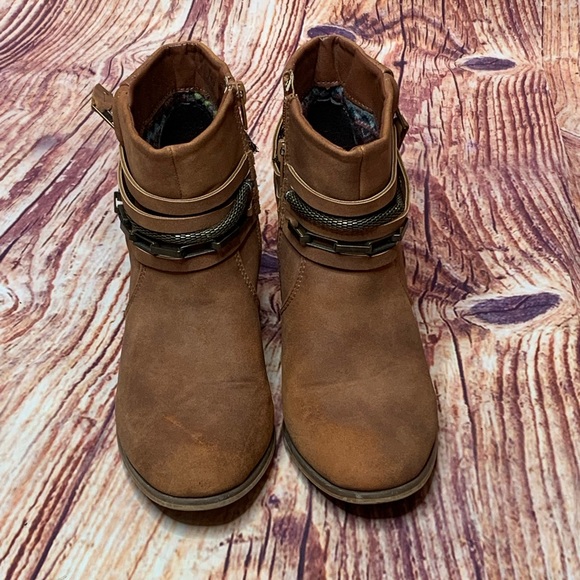 Venus Western Booties Size 7 3”Heel Cognac Brown Brass Look Hardware Boho - Picture 3 of 7